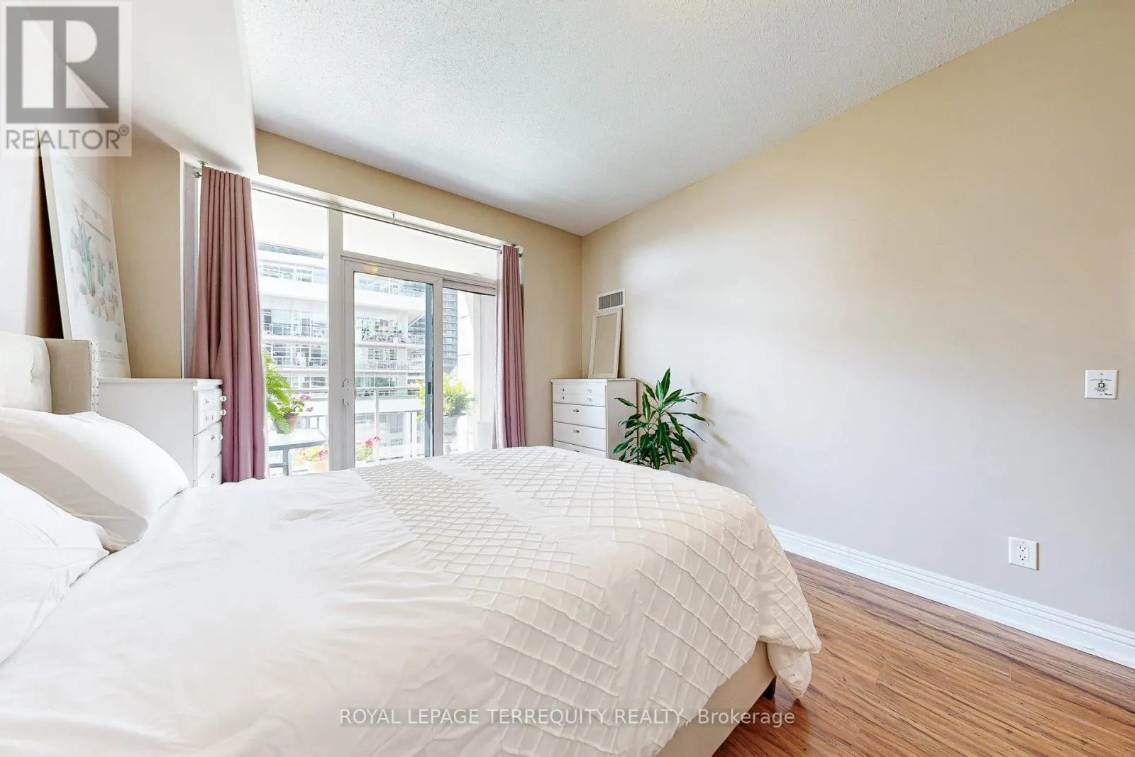320 - 58 MARINE PARADE DRIVE