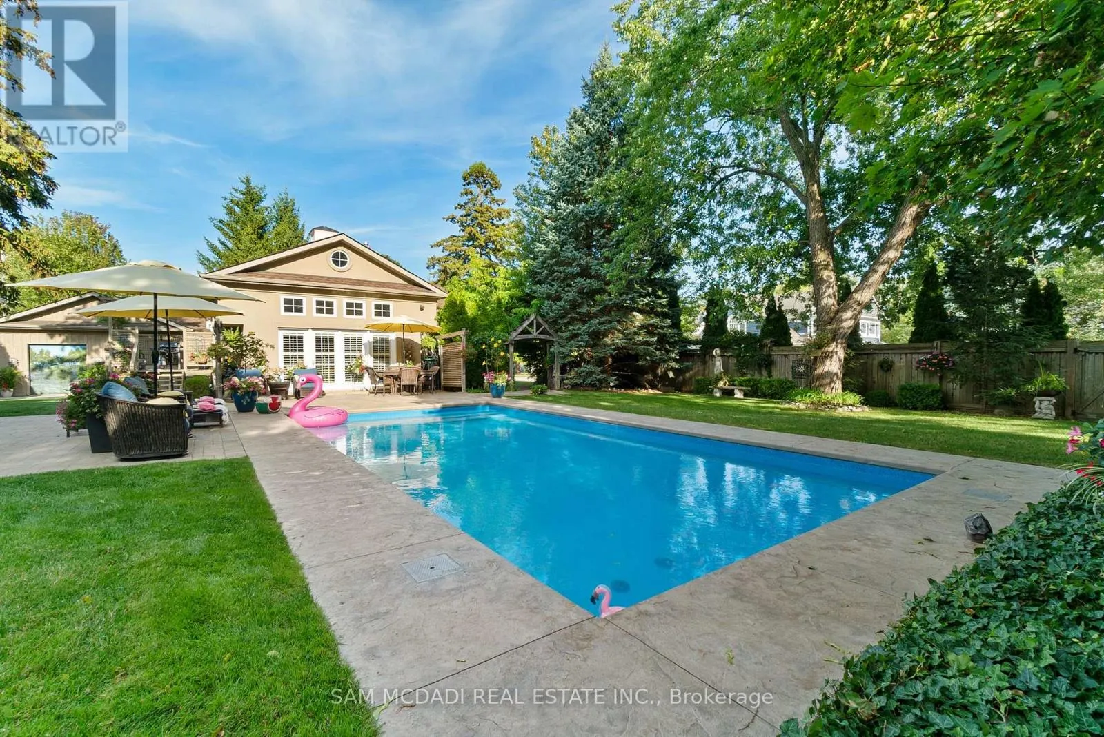 1522 GLENHILL CRESCENT