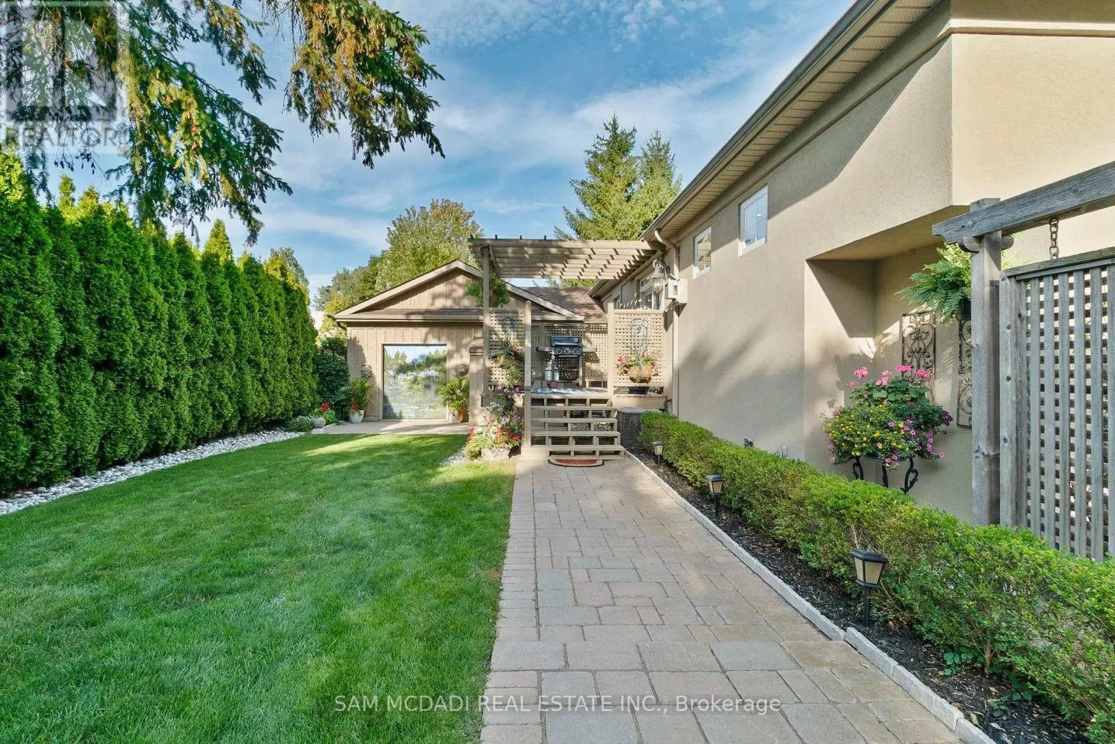 1522 GLENHILL CRESCENT