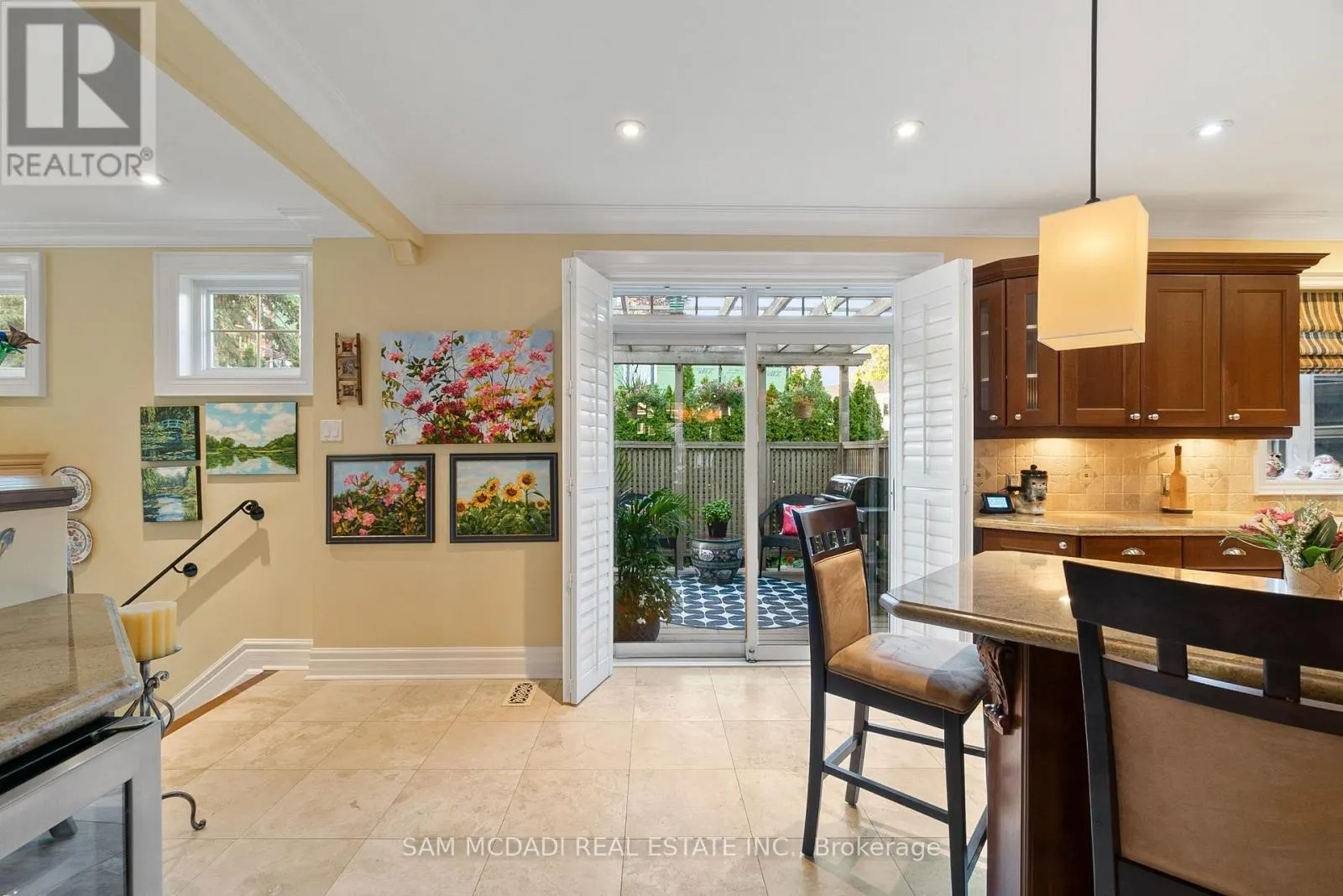 1522 GLENHILL CRESCENT