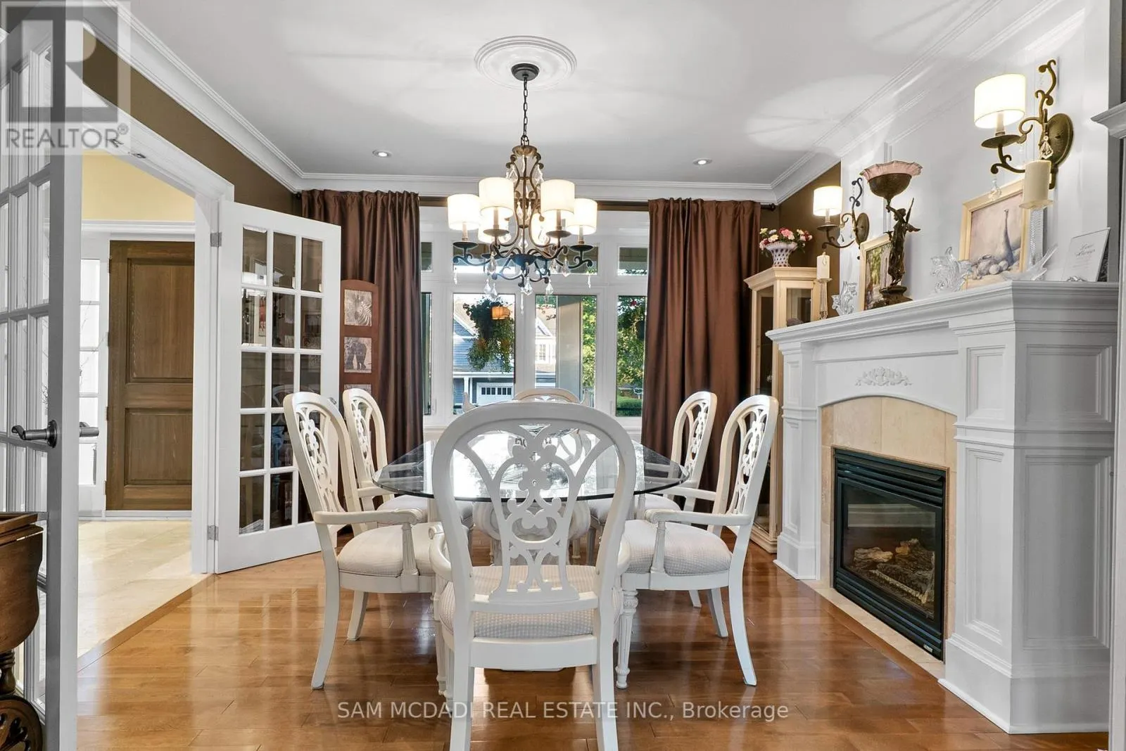 1522 GLENHILL CRESCENT