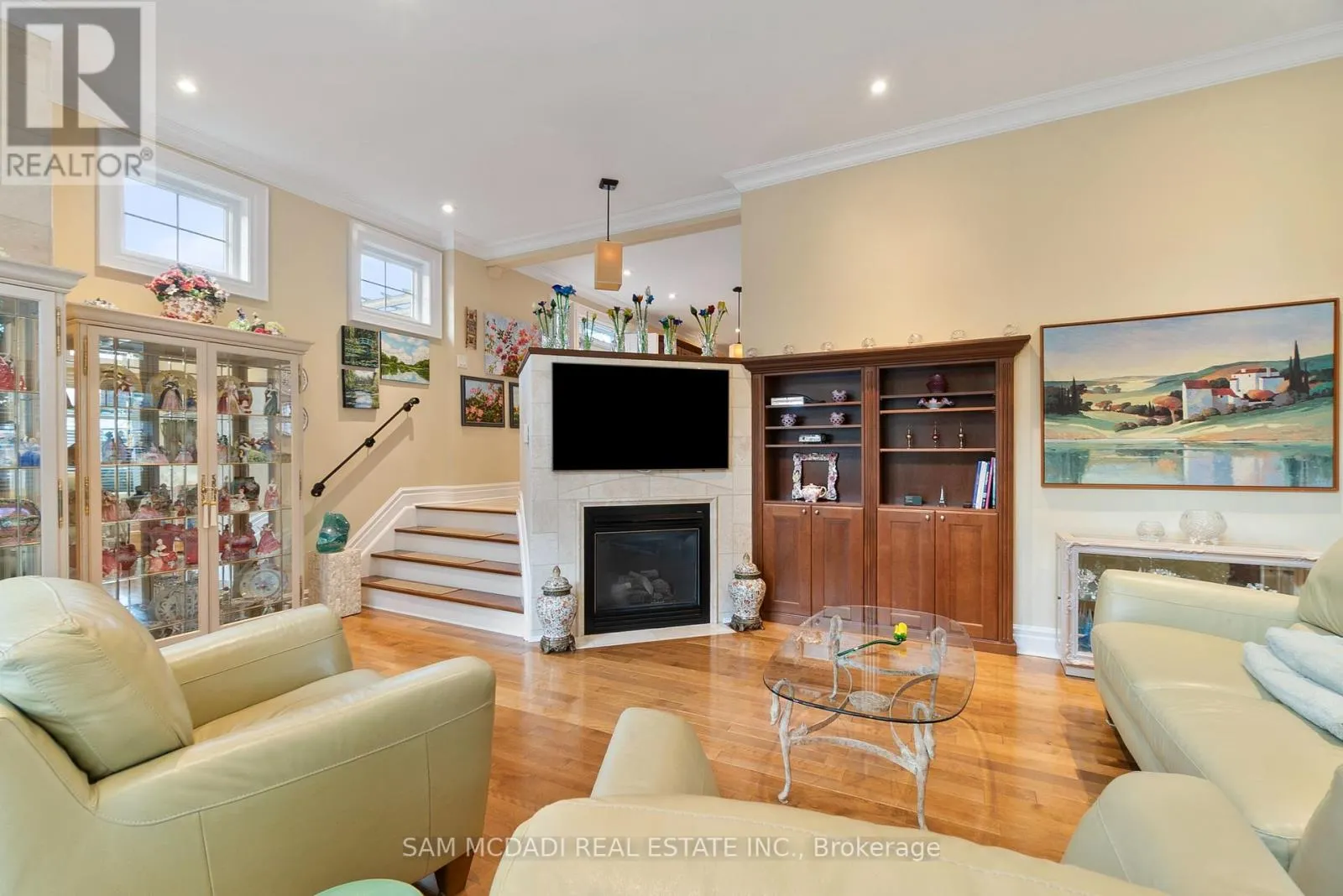 1522 GLENHILL CRESCENT