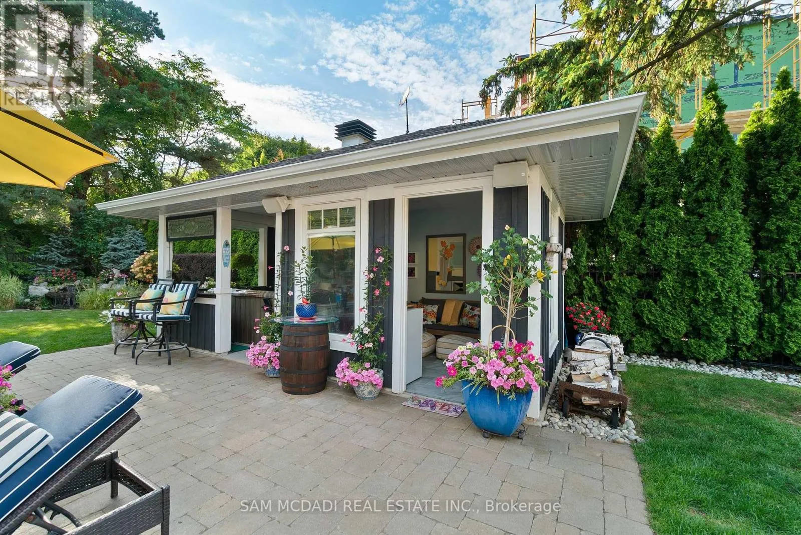 1522 GLENHILL CRESCENT