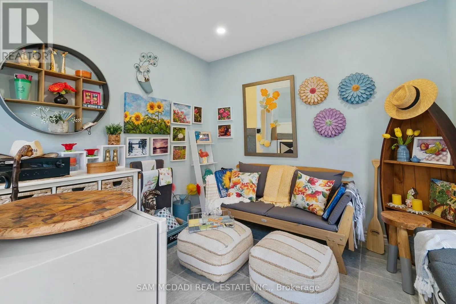 1522 GLENHILL CRESCENT