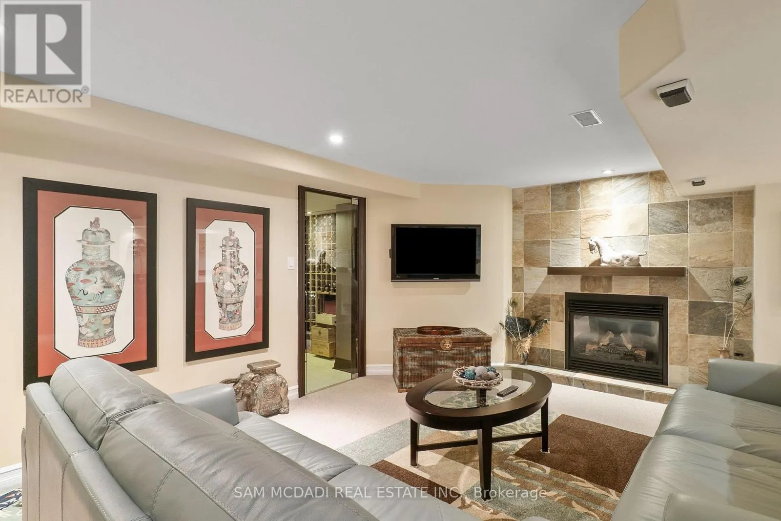 1522 GLENHILL CRESCENT