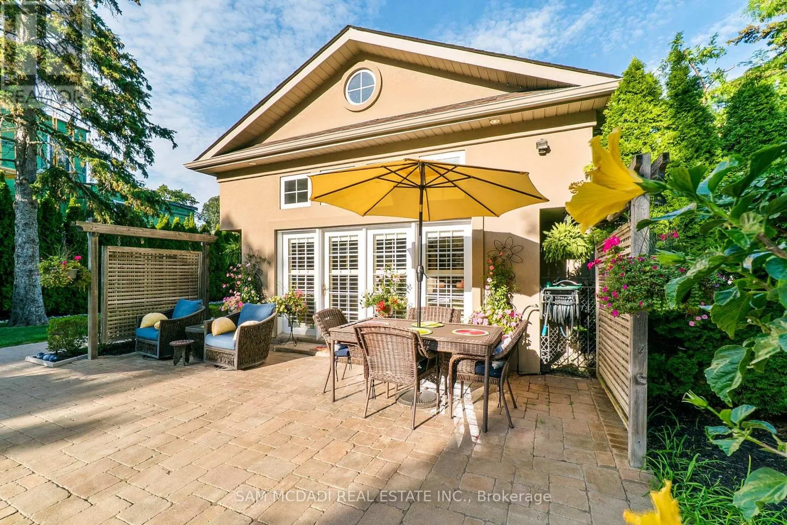 1522 GLENHILL CRESCENT