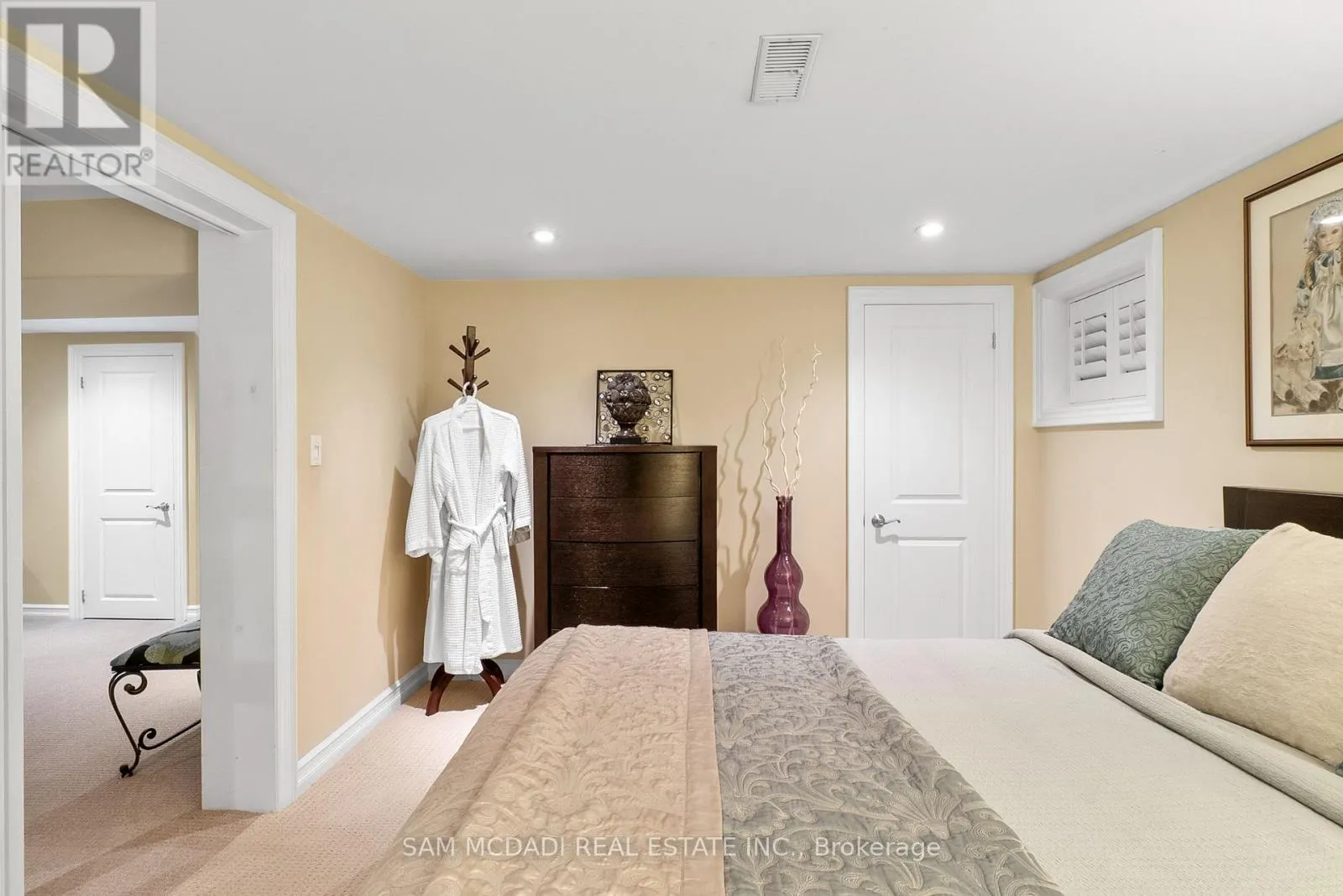 1522 GLENHILL CRESCENT