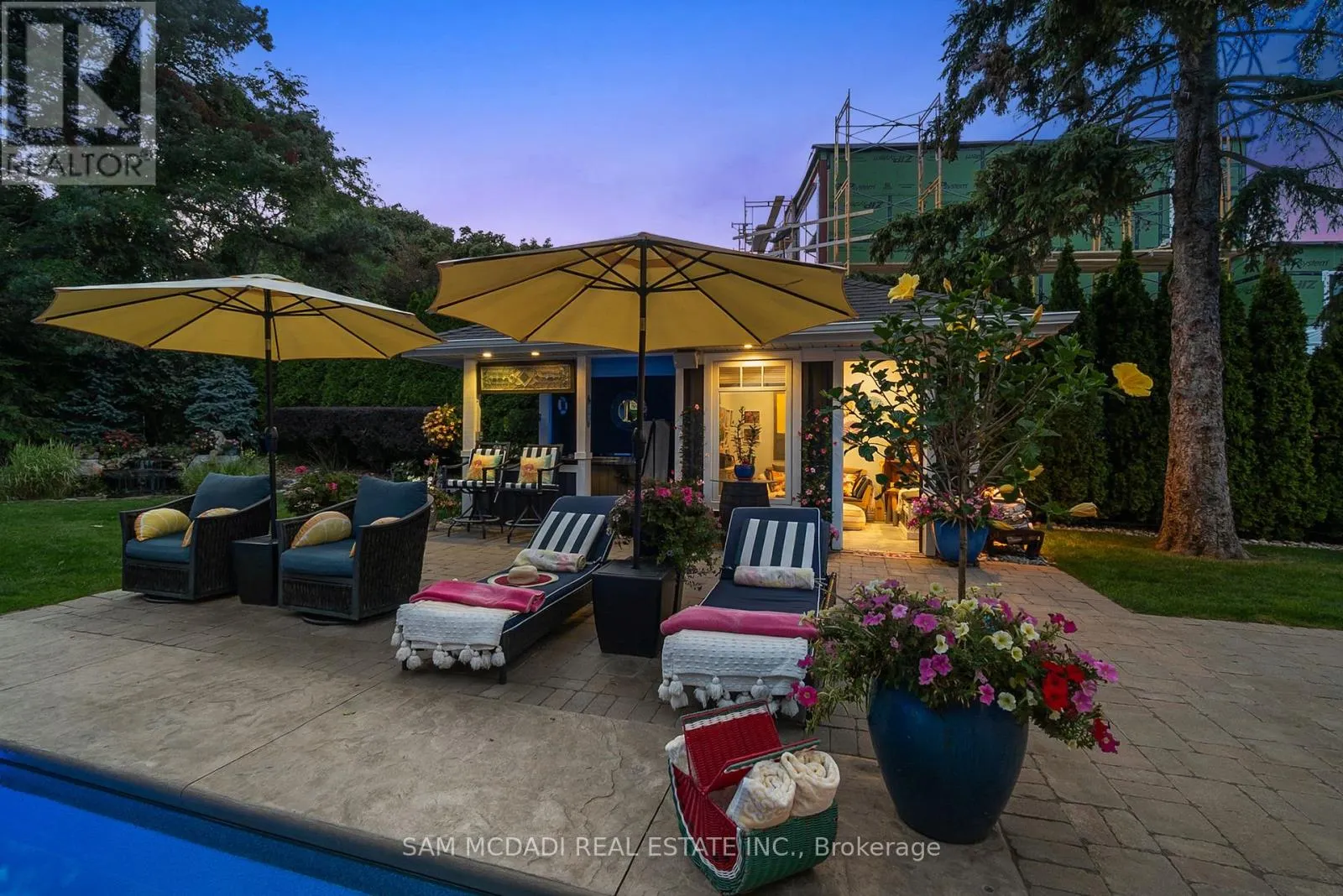 1522 GLENHILL CRESCENT
