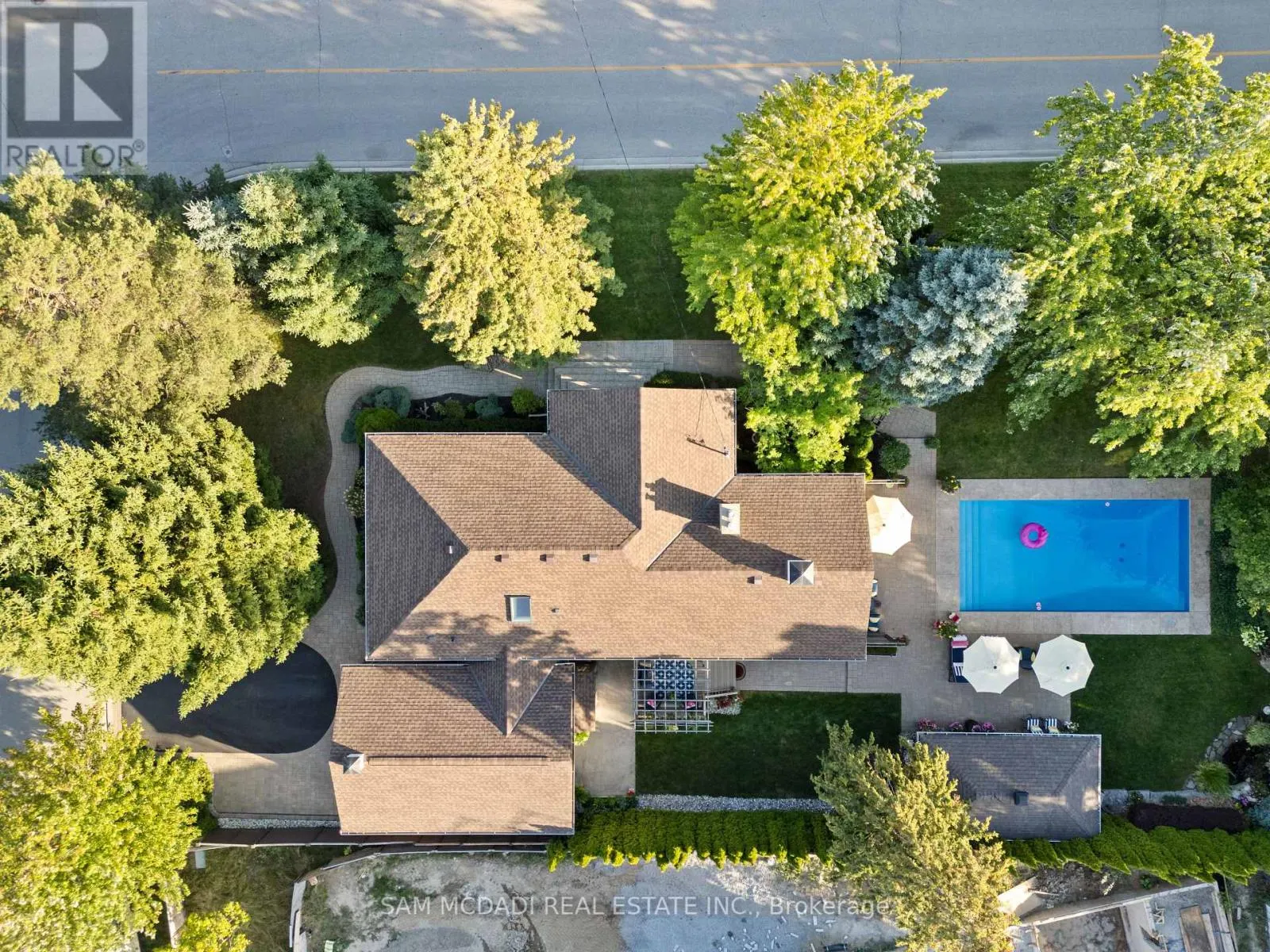 1522 GLENHILL CRESCENT