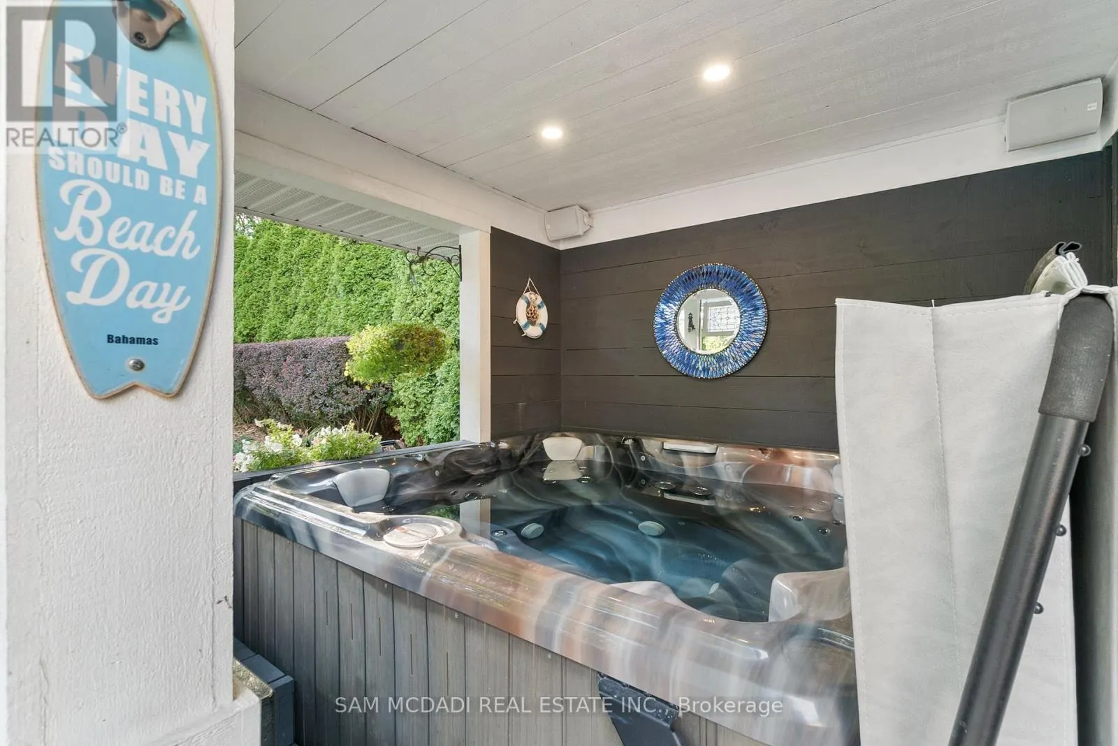 1522 GLENHILL CRESCENT