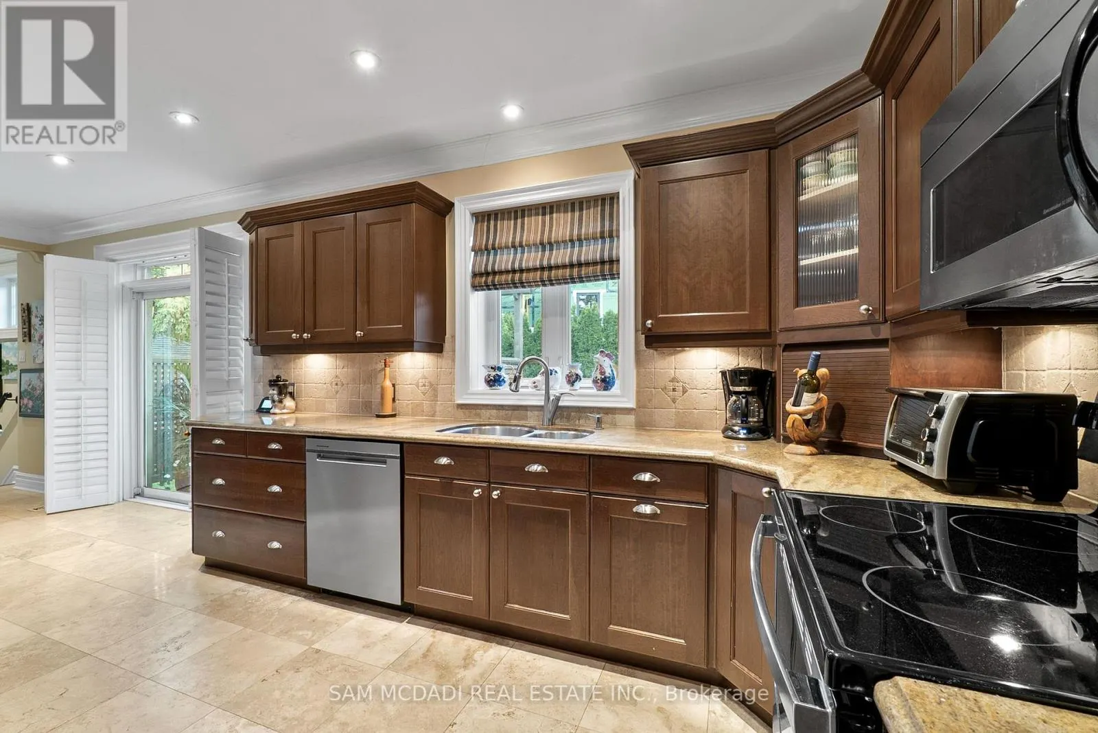 1522 GLENHILL CRESCENT