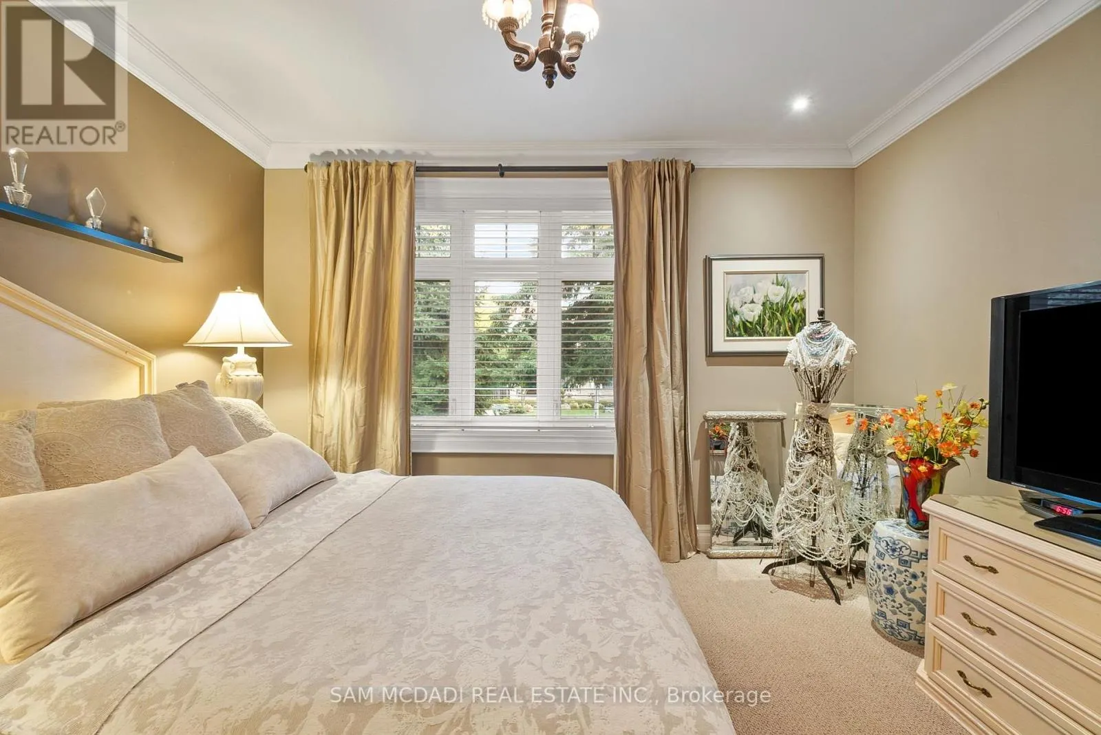 1522 GLENHILL CRESCENT