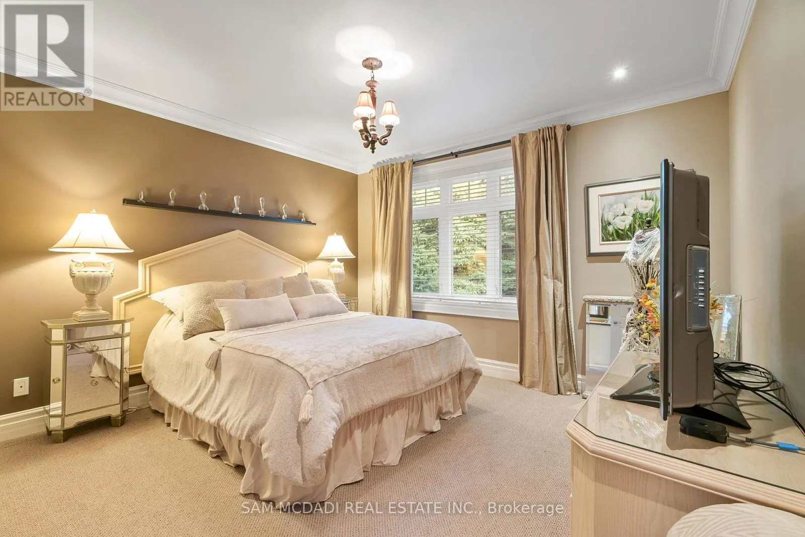 1522 GLENHILL CRESCENT