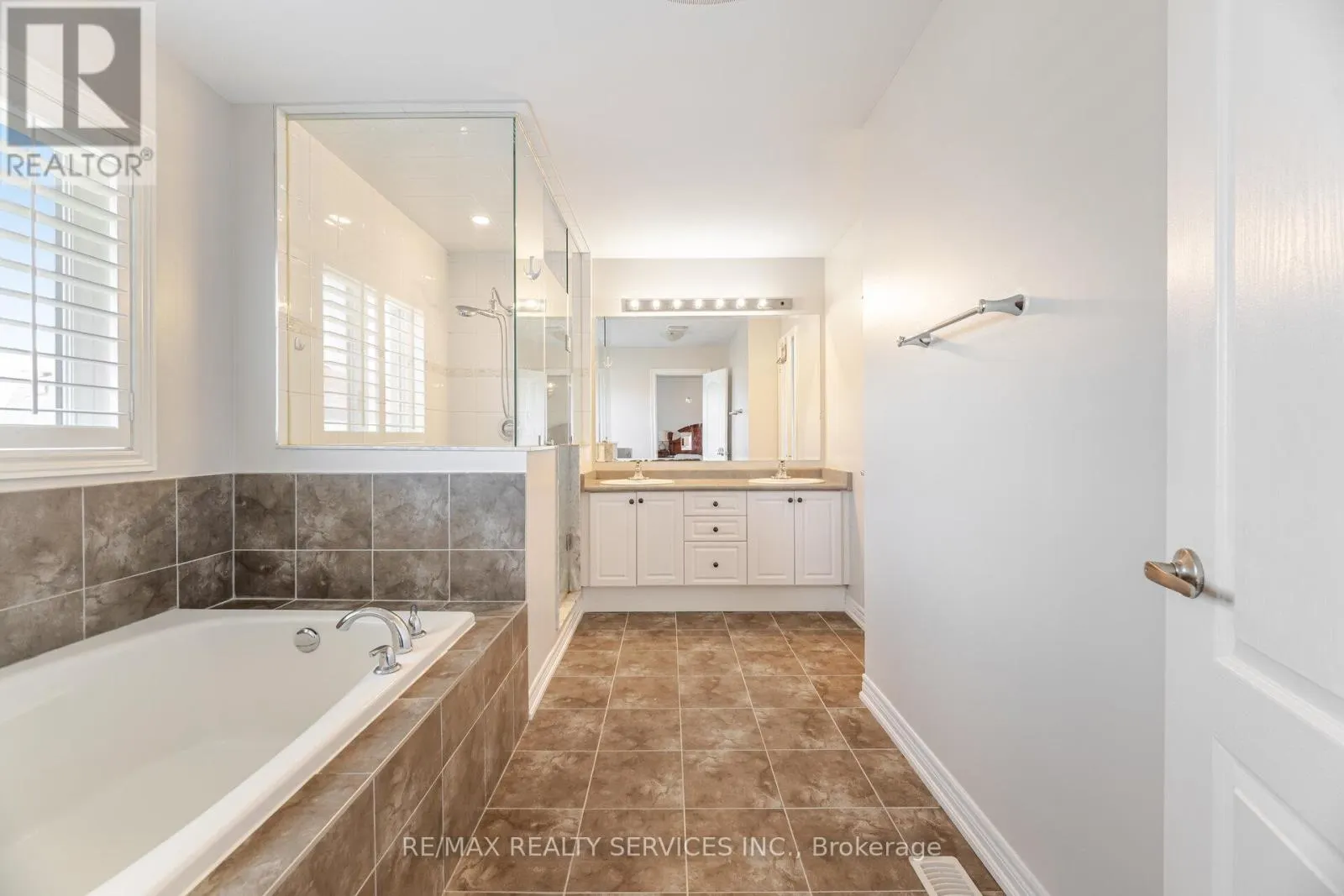9 MEADOWCREEK ROAD