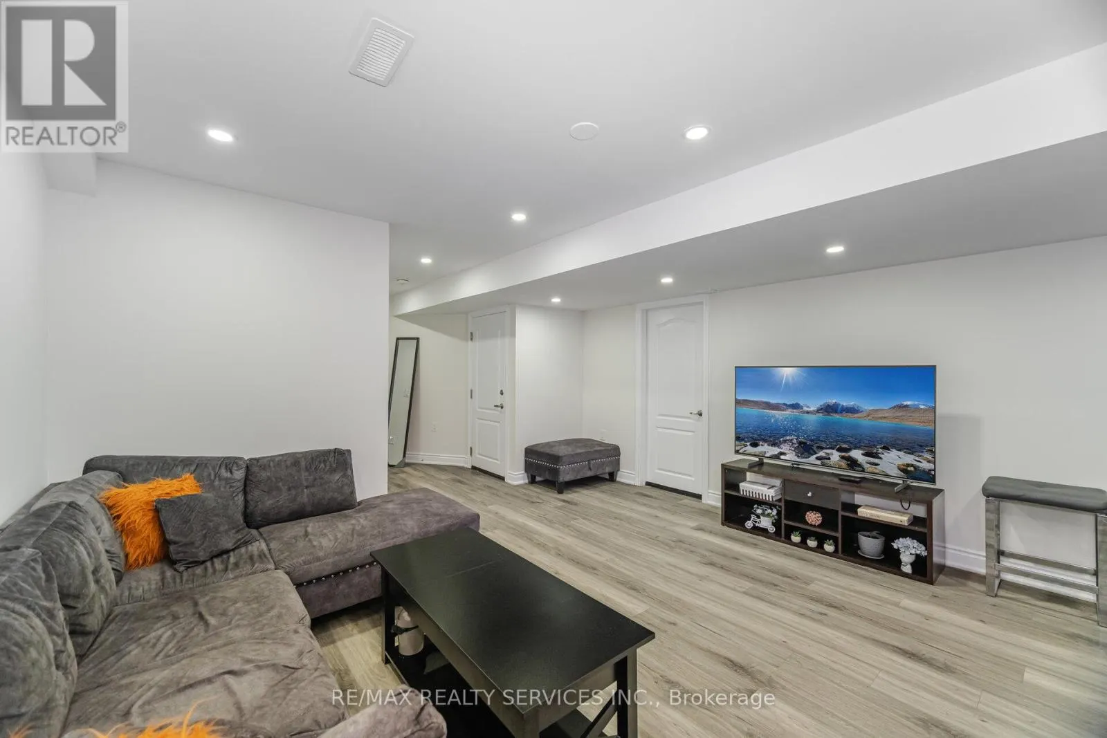 9 MEADOWCREEK ROAD