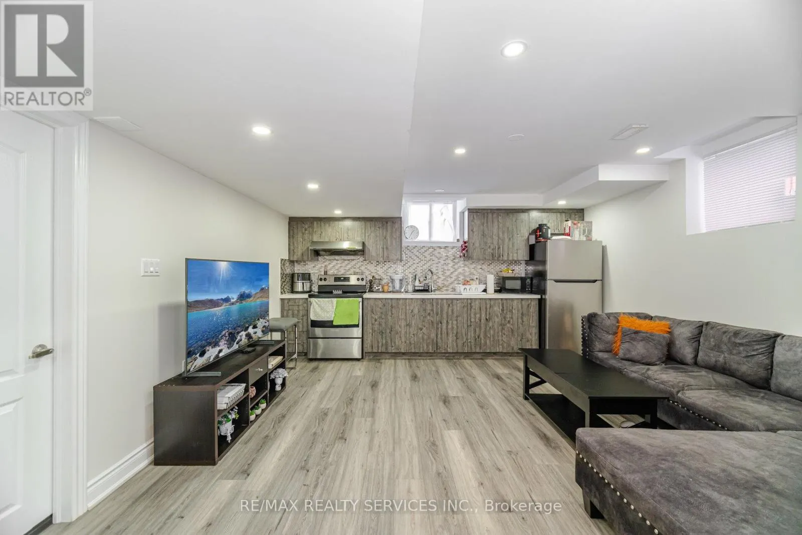 9 MEADOWCREEK ROAD