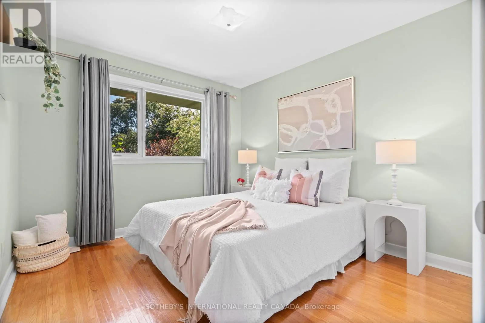 4 RUSCOE CRESCENT