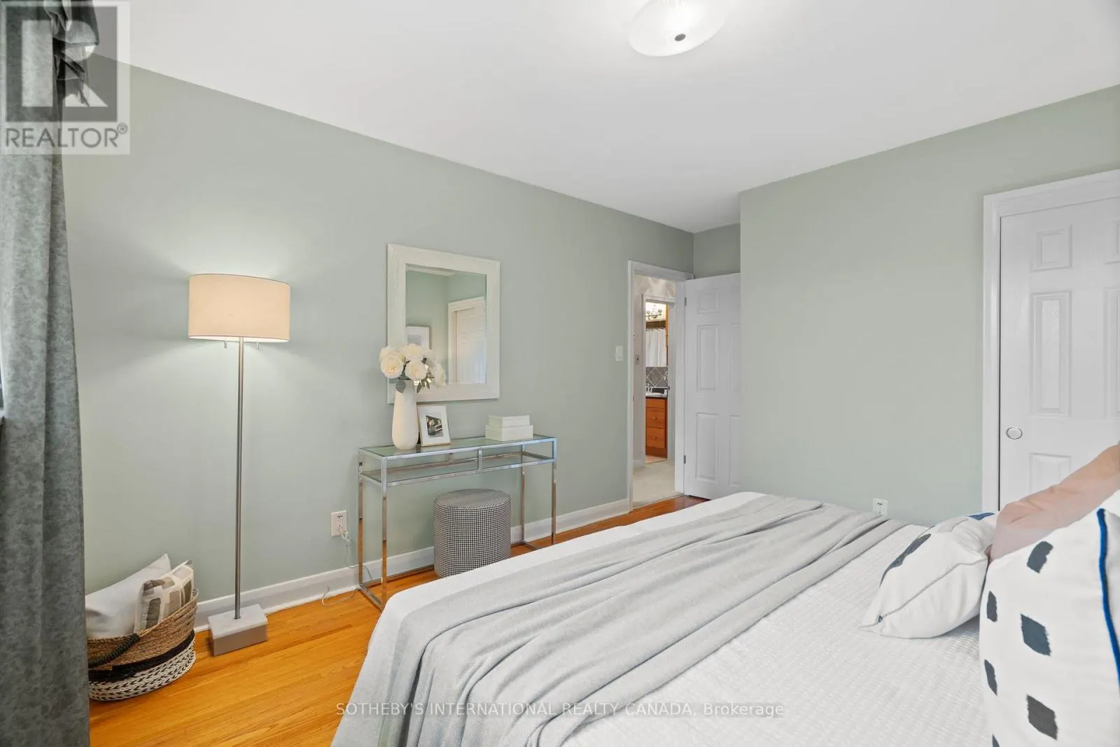 4 RUSCOE CRESCENT