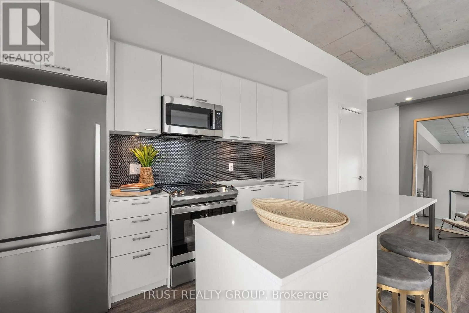911 - 1808 ST. CLAIR AVENUE W