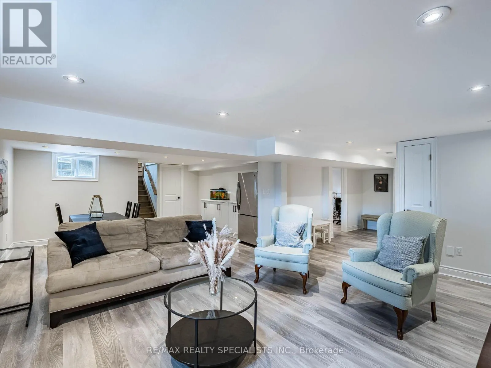16 LESBURY AVENUE