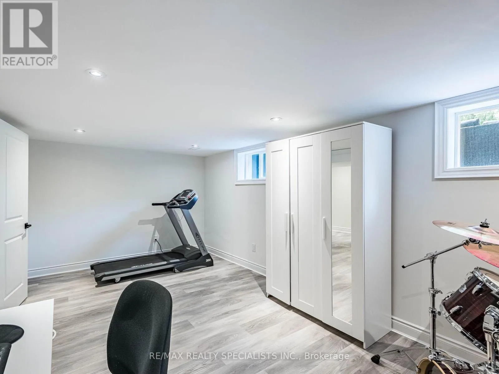 16 LESBURY AVENUE