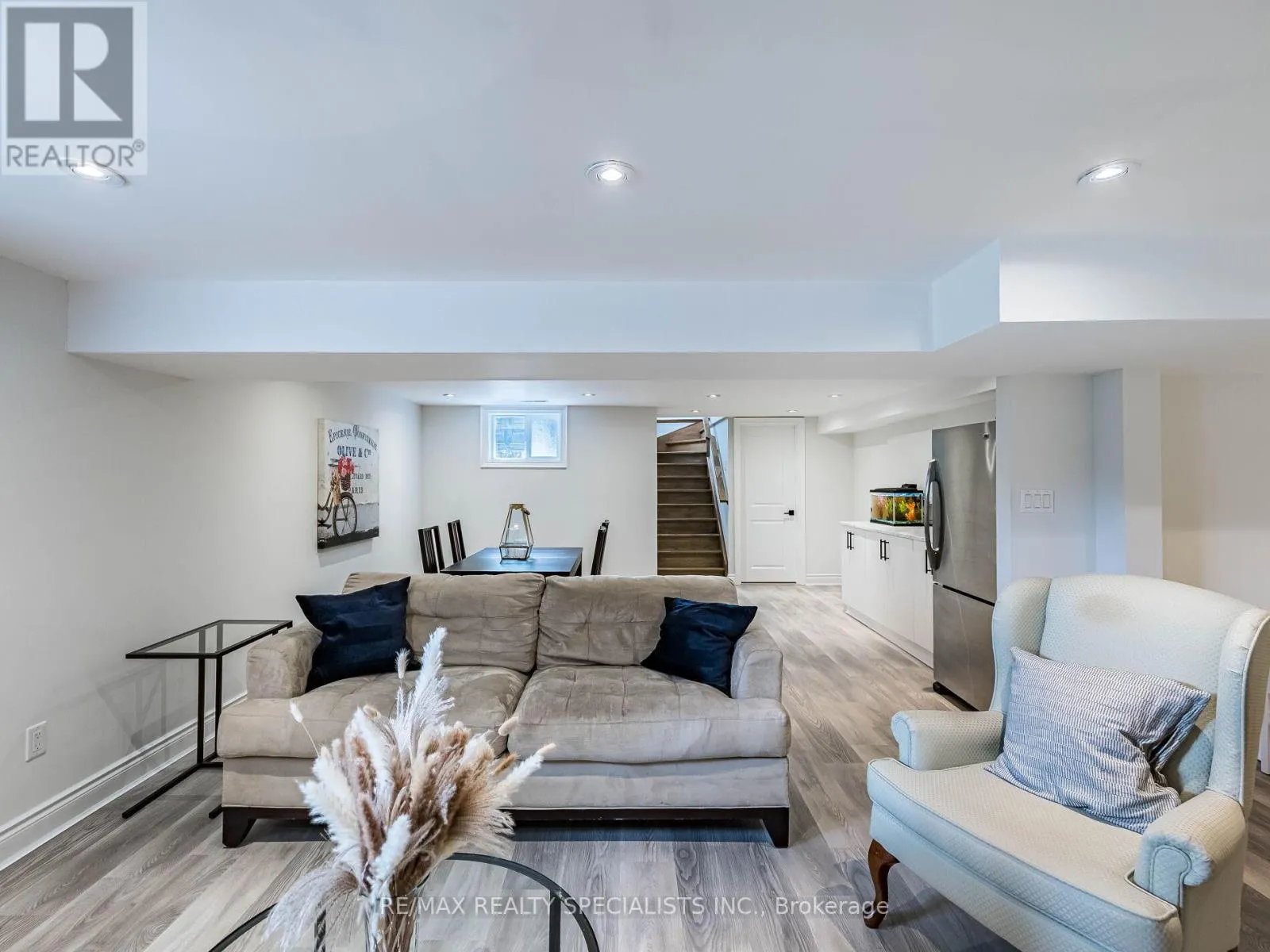 16 LESBURY AVENUE