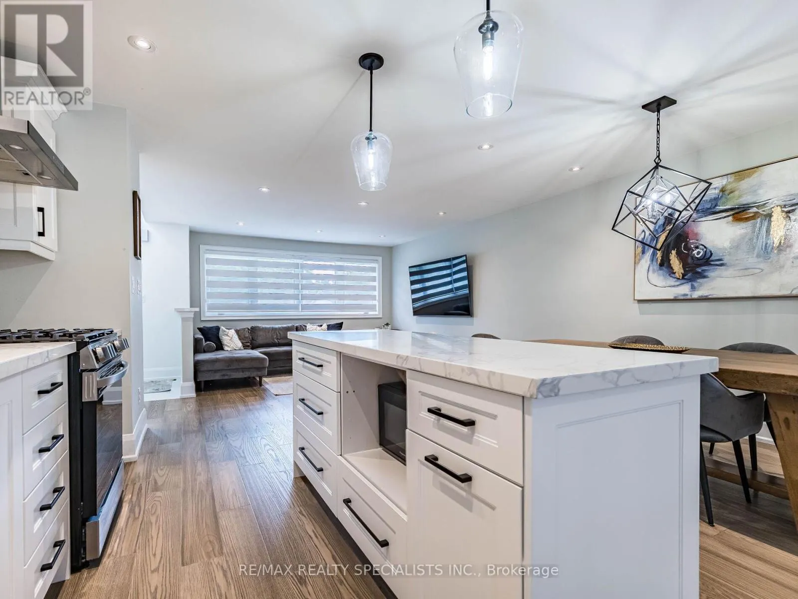 16 LESBURY AVENUE
