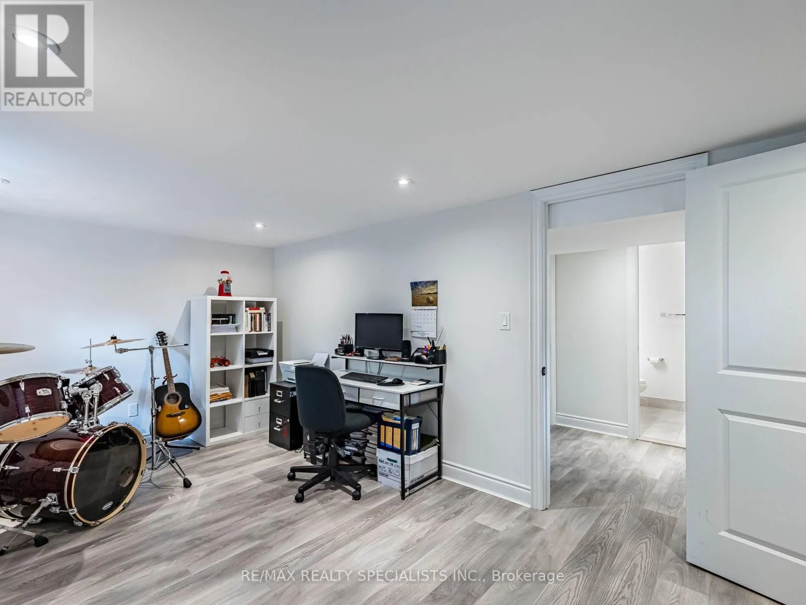 16 LESBURY AVENUE