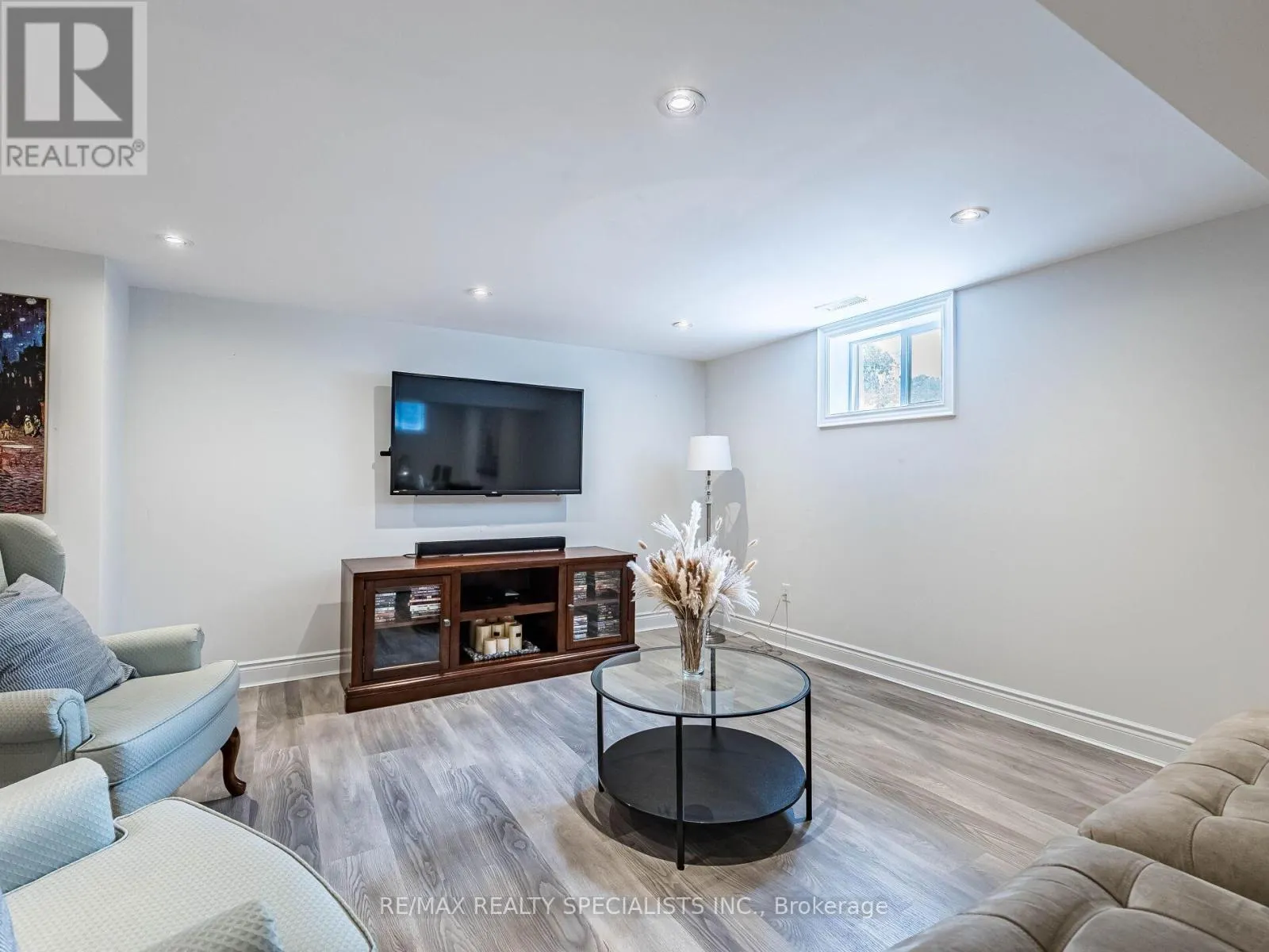 16 LESBURY AVENUE