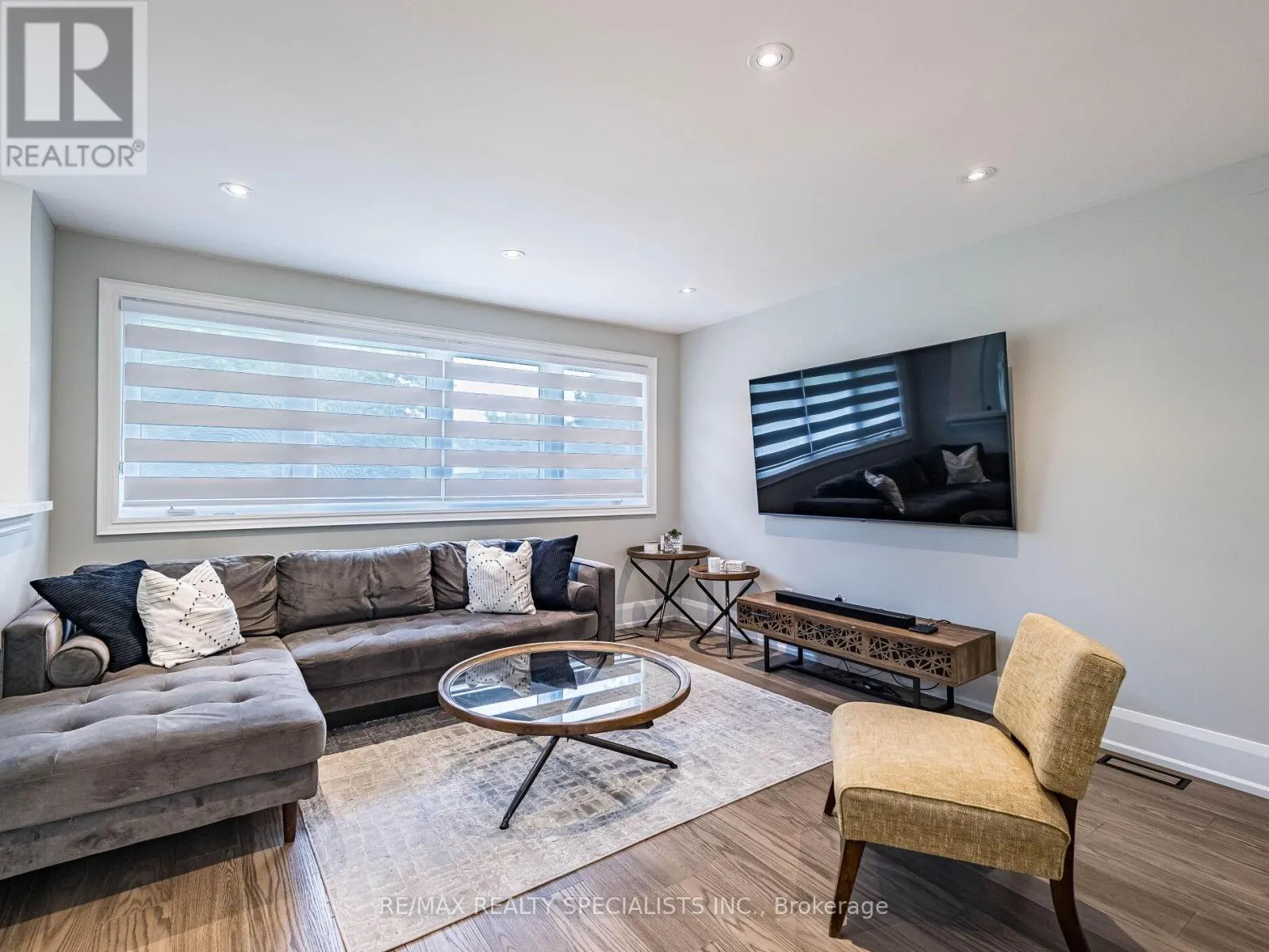 16 LESBURY AVENUE