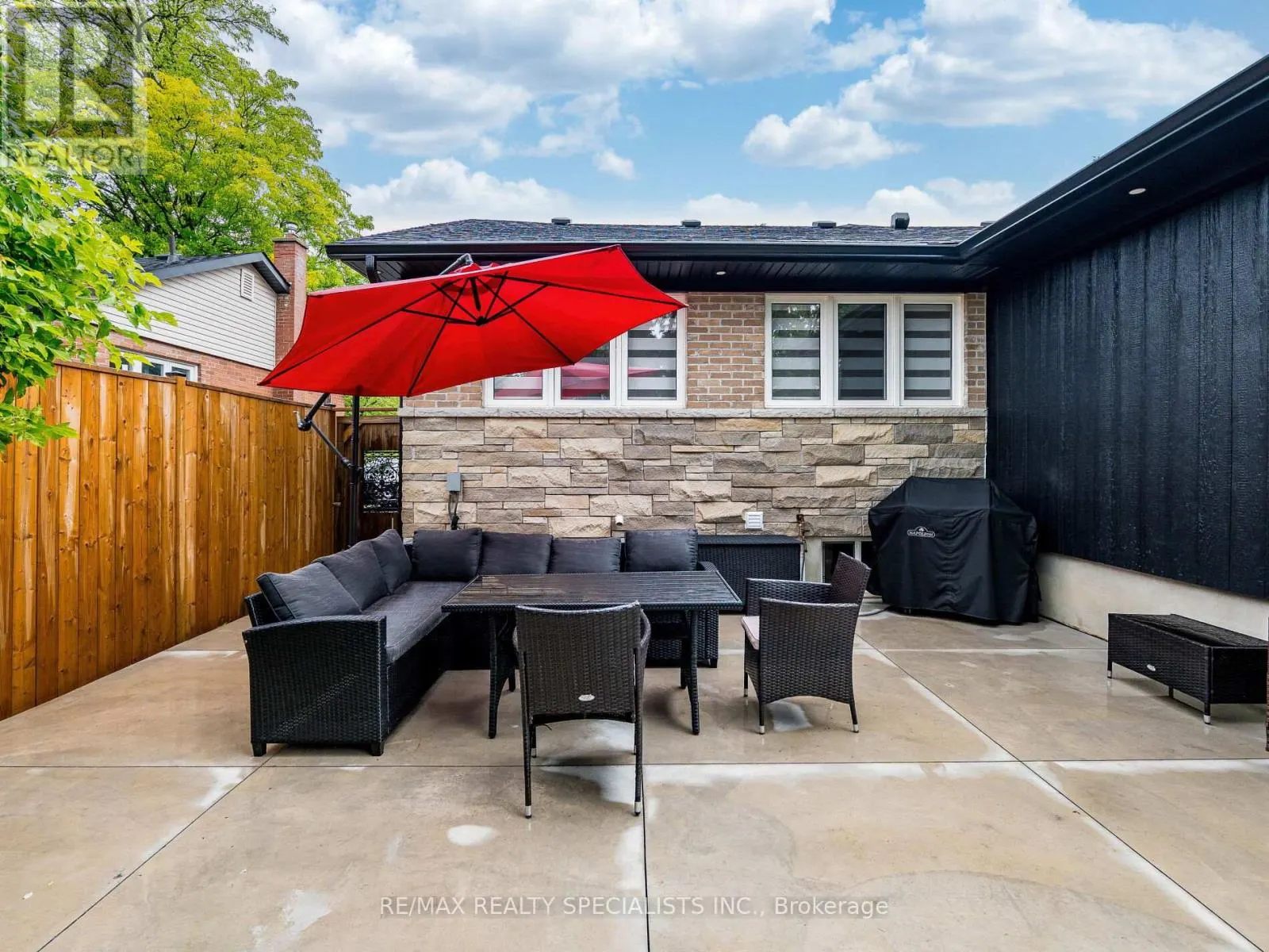 16 LESBURY AVENUE