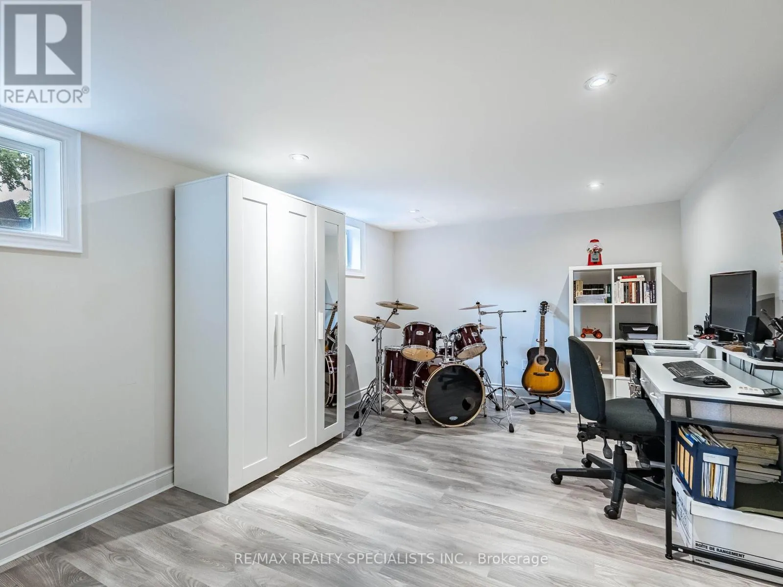 16 LESBURY AVENUE
