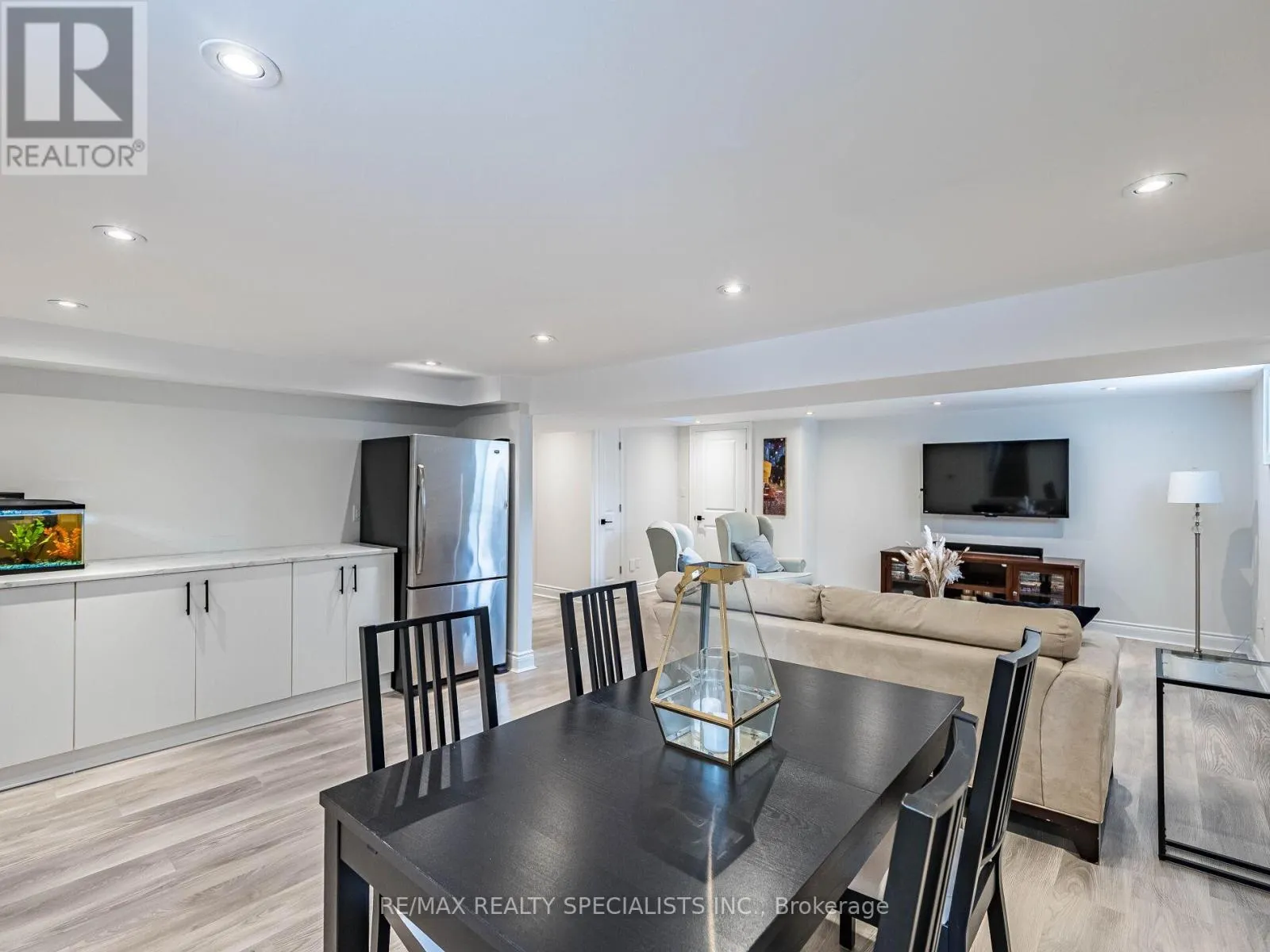 16 LESBURY AVENUE