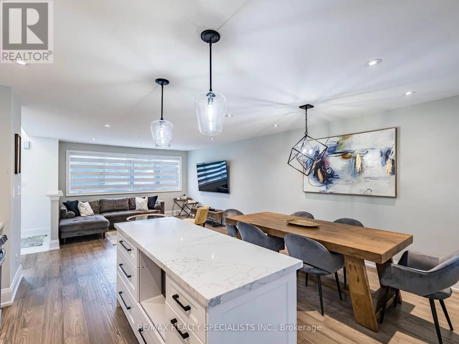 16 LESBURY AVENUE