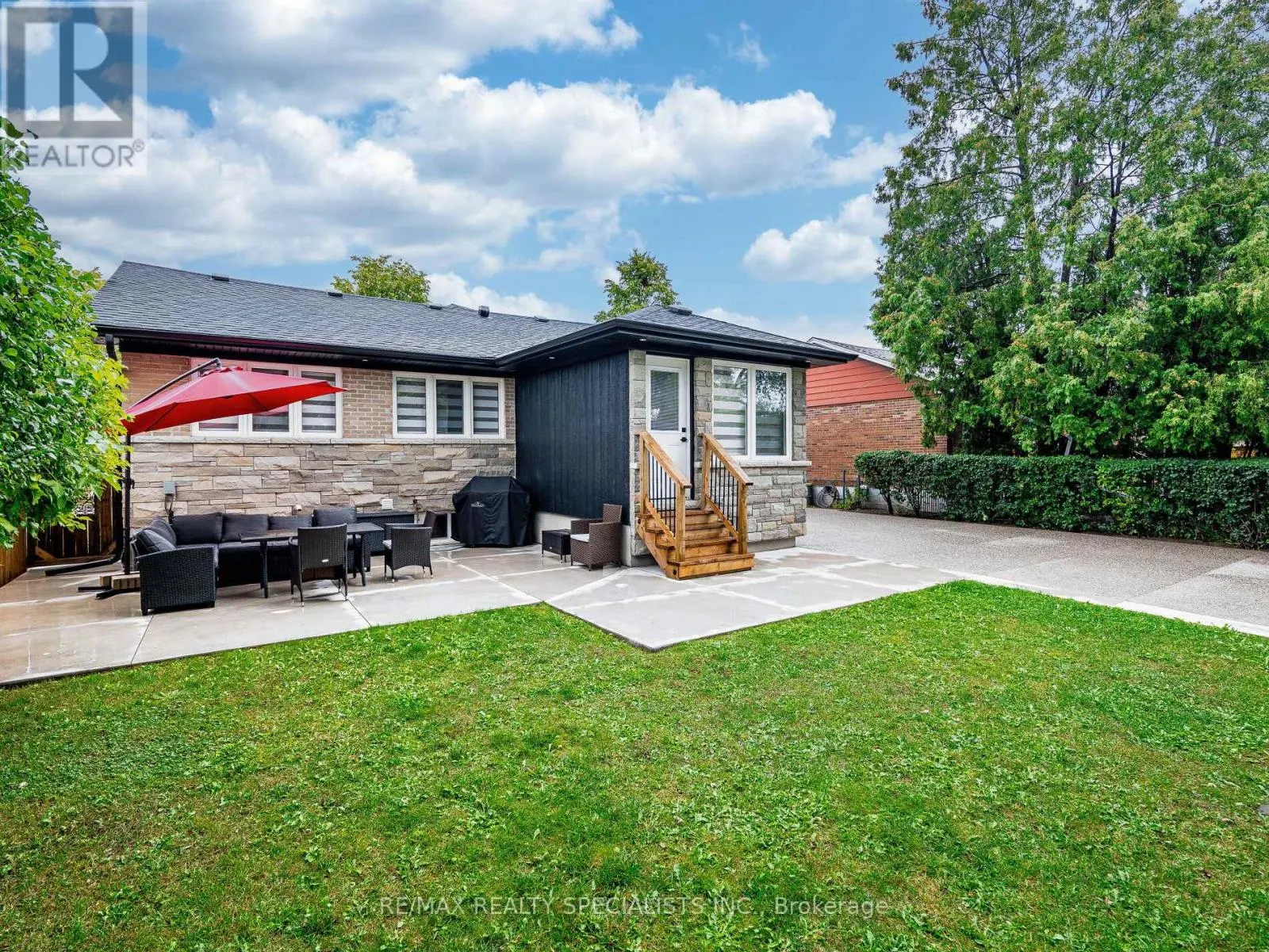 16 LESBURY AVENUE