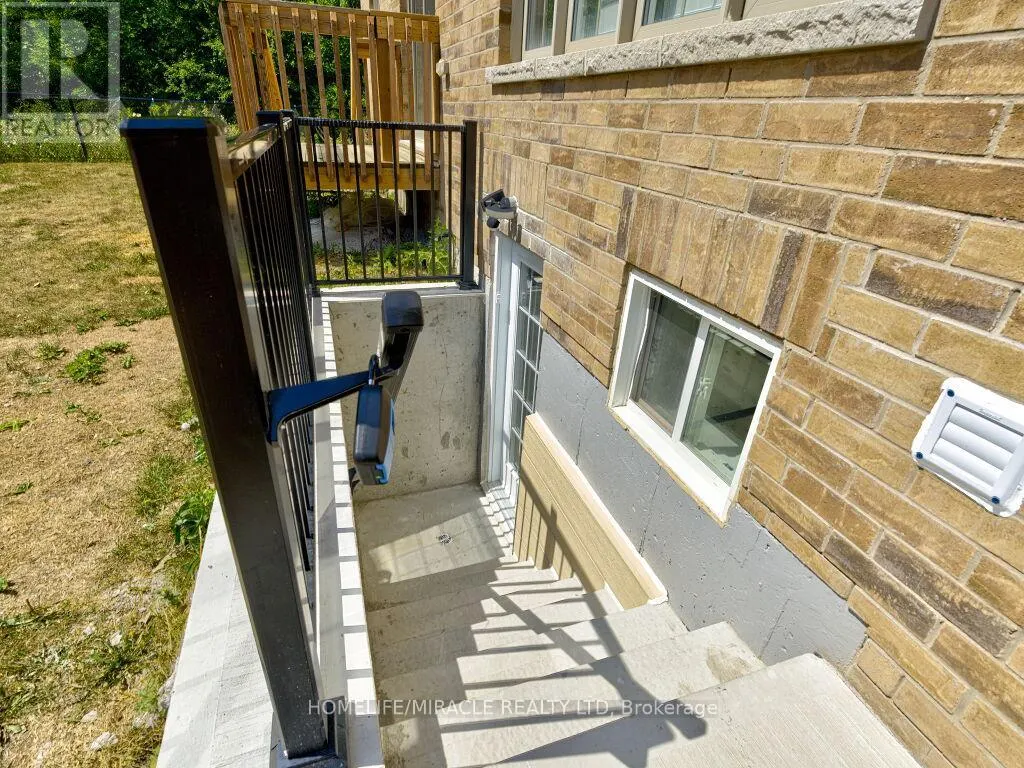 8 JENWOOD CRESCENT