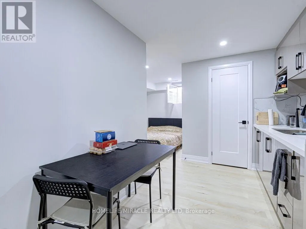 8 JENWOOD CRESCENT
