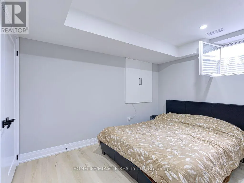 8 JENWOOD CRESCENT