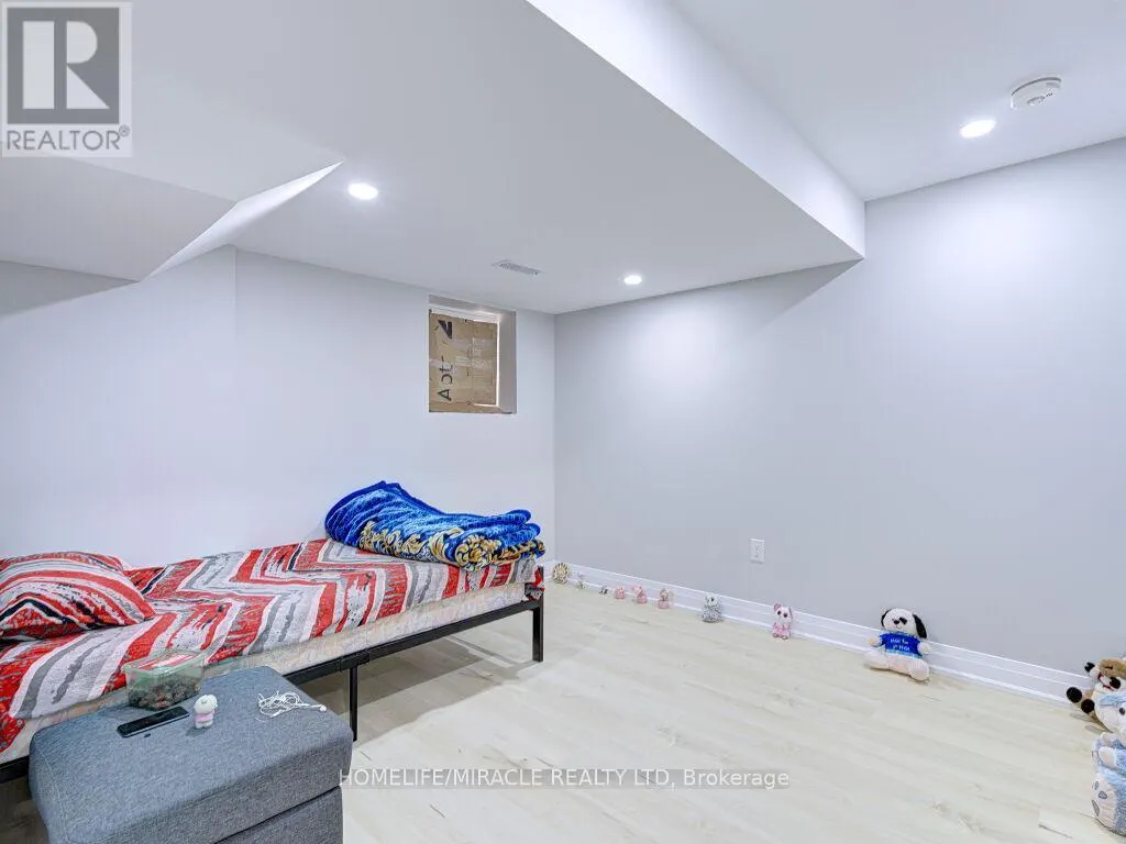 8 JENWOOD CRESCENT