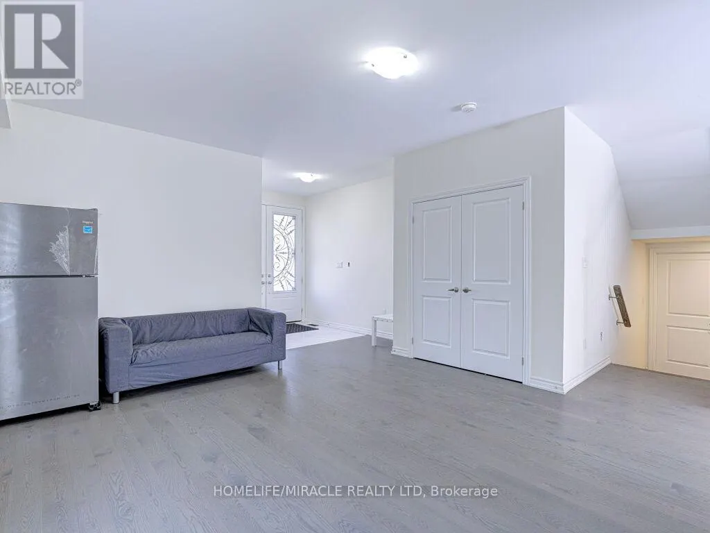 8 JENWOOD CRESCENT