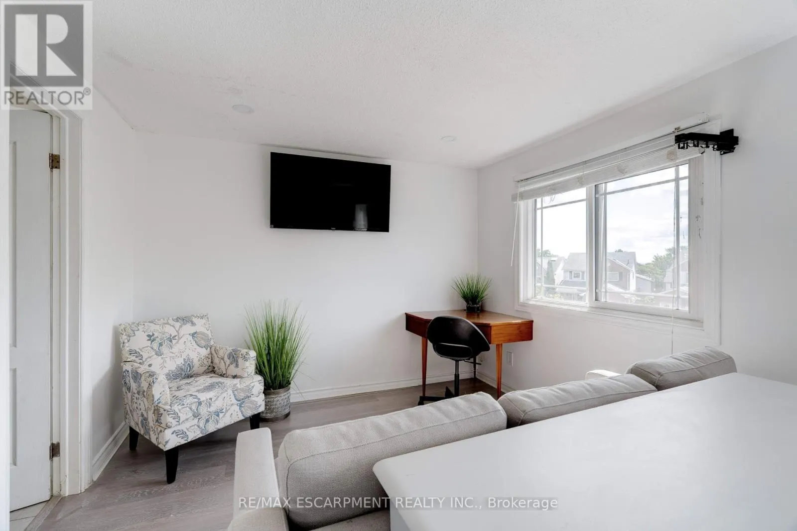 2261 LEOMINSTER DRIVE
