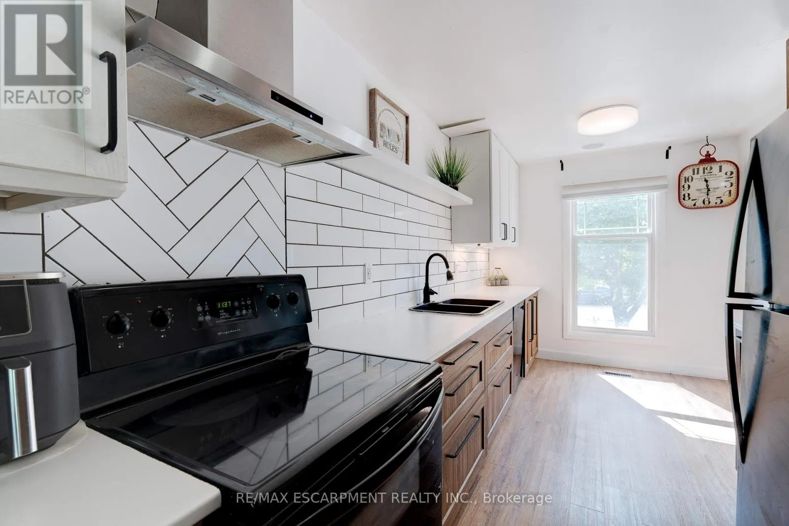 2261 LEOMINSTER DRIVE