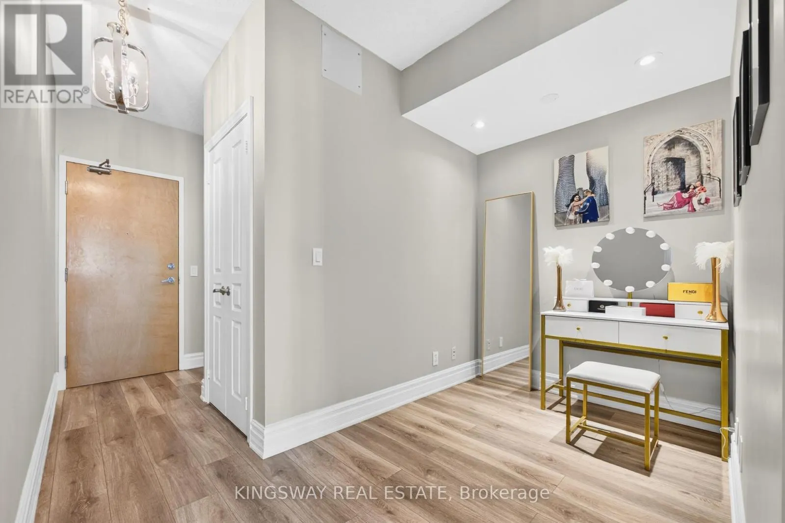 1004 - 220 BURNHAMTHORPE ROAD