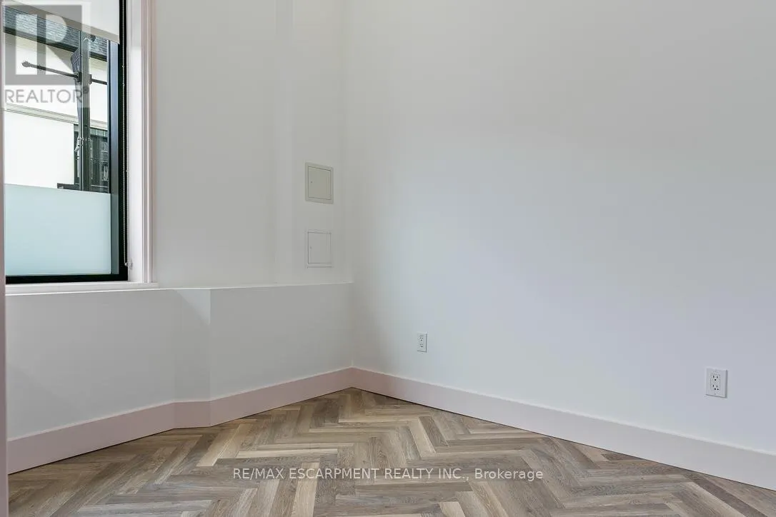 102 - 300 RANDALL STREET