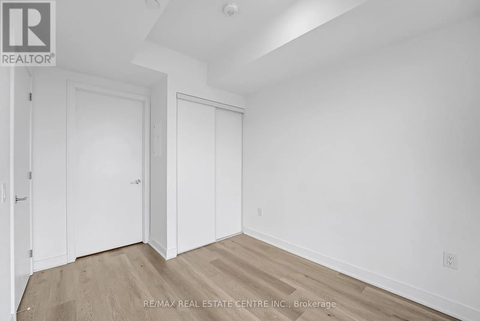 818 - 86 DUNDAS STREET E