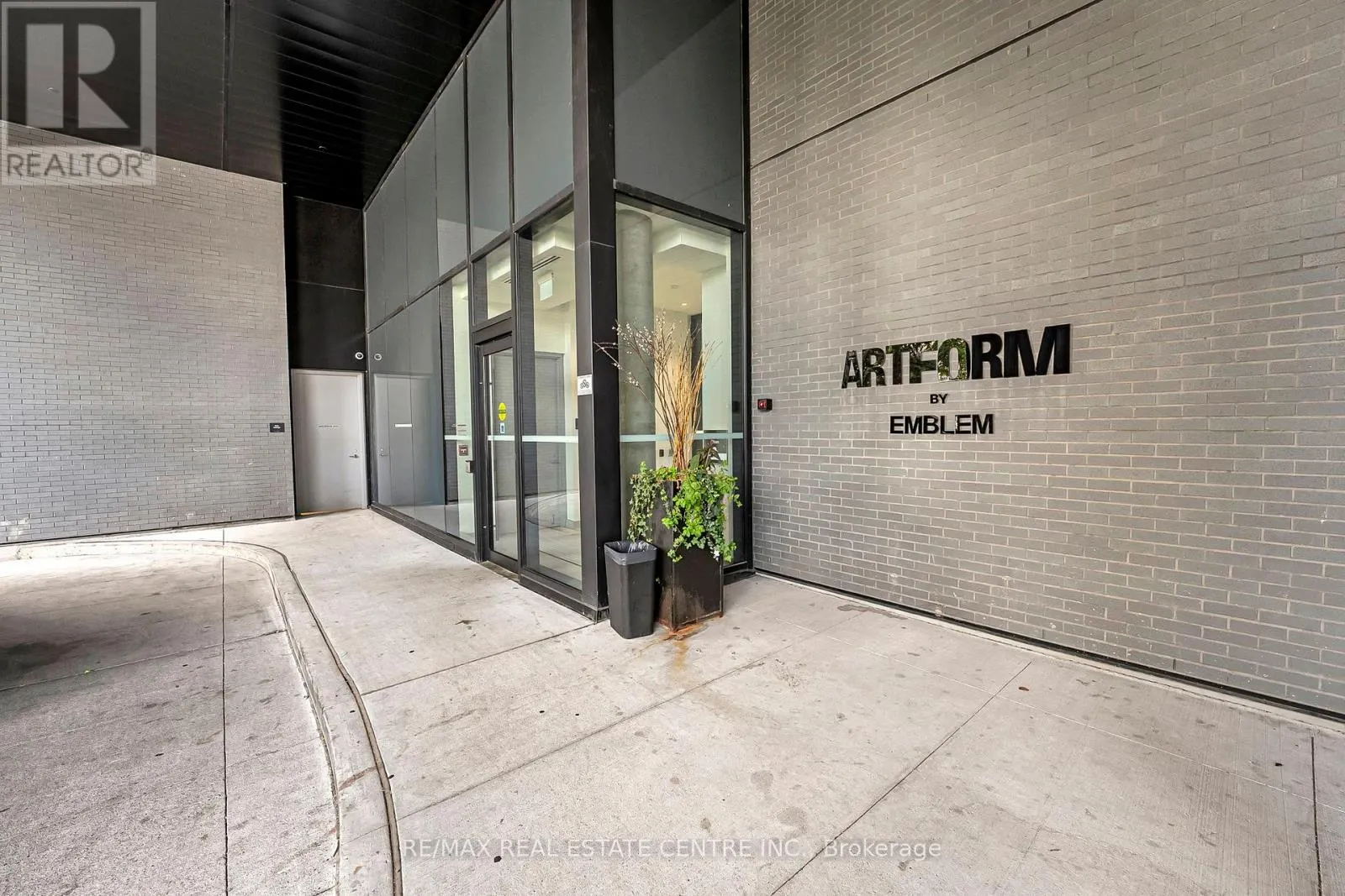 818 - 86 DUNDAS STREET E