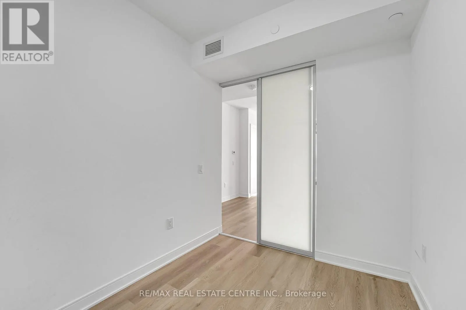 818 - 86 DUNDAS STREET E