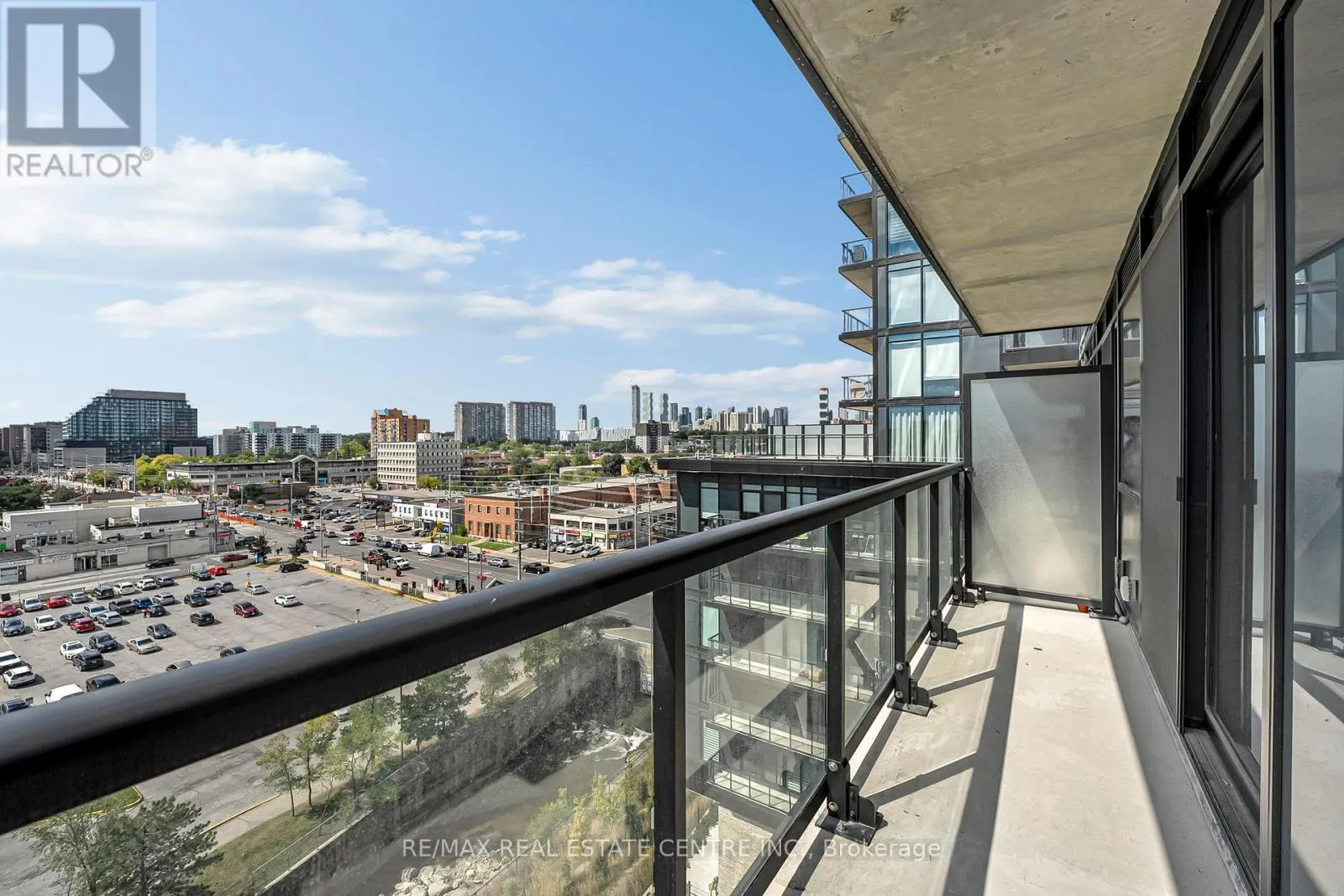 818 - 86 DUNDAS STREET E
