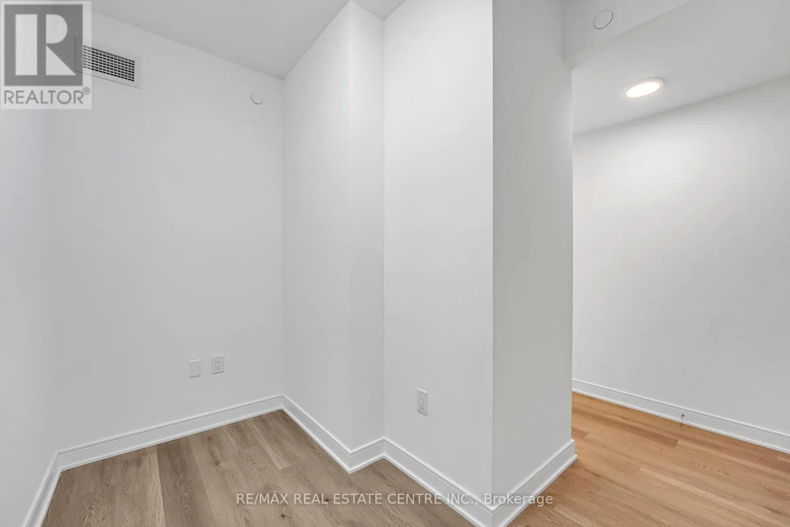 818 - 86 DUNDAS STREET E