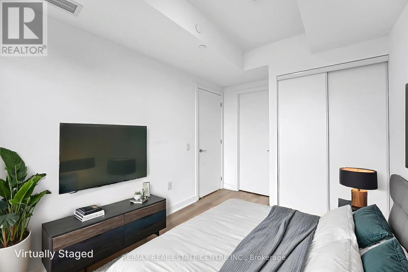 818 - 86 DUNDAS STREET E